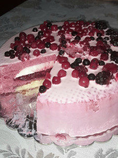 Foto di Torta moderna frutti di bosco e cioccolato bianco