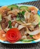 Thịt xào củ hành trộn dưa leo cà chua