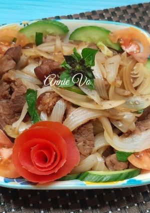 Hình của món Thịt xào củ hành trộn dưa leo cà chua.