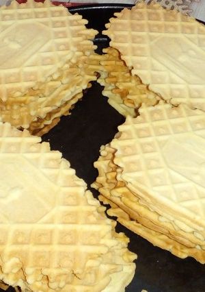 Una foto de Pizzelles con el fierro de la Nonna