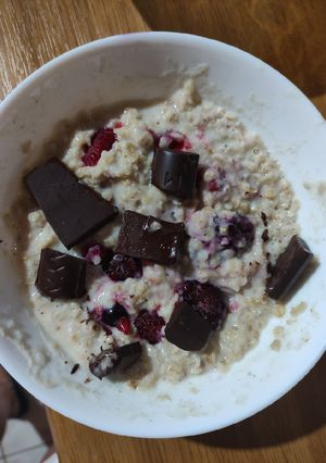 Φωτογραφία της συνταγής Porridge με φρούτα του δάσους και σοκολάτα 🤤