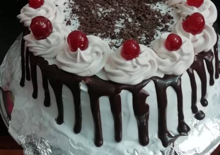 Vanilla with chocolate cake
