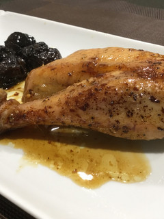 Una foto de Pollo asado con ciruelas a baja temperatura