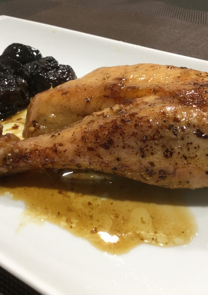 Una foto de Pollo asado con ciruelas a baja temperatura