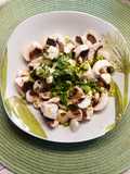 Salat aus frischen rohen Champignons