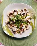 Salat aus frischen rohen Champignons
