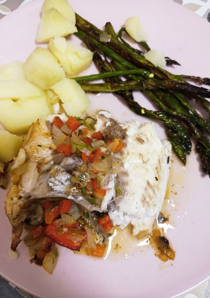 Una foto de Doradas rellenas de verduras con espárragos y patatas