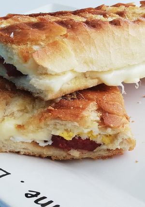 Une photo de Toast turc au sucuk +œuf et mozzarella