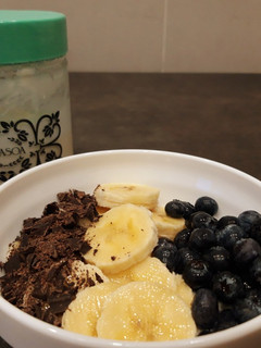 Una foto de Yogur natural casero con fruta y choco 95÷