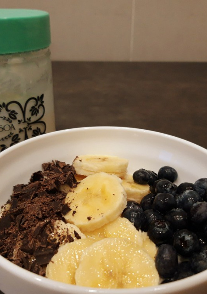 Una foto de Yogur natural casero con fruta y choco 95÷