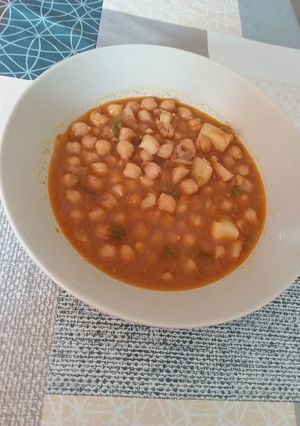 Una foto de 🦑Chocos con garbanzos🫘