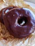 Donuts clásicos rellenos de crema y cobertura de chocolate