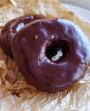 Donuts clásicos rellenos de crema y cobertura de chocolate