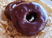 Una foto de donut rellenos