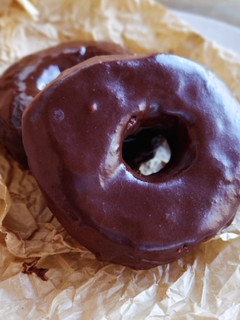 Foto principal de Donuts clásicos rellenos de crema y cobertura de chocolate