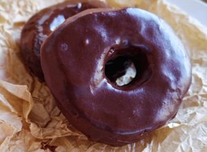 Foto principal de Donuts clásicos rellenos de crema y cobertura de chocolate
