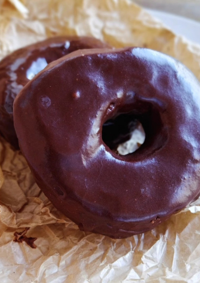 Foto principal de Donuts clásicos rellenos de crema y cobertura de chocolate
