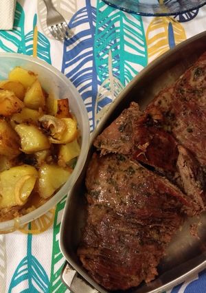 Una foto de Carne al horno con papas