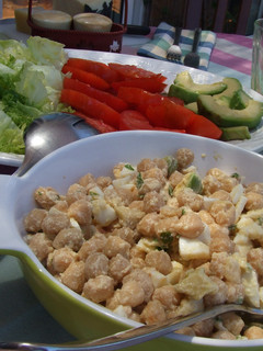 Una foto de Ensalada de garbanzos con aguacates