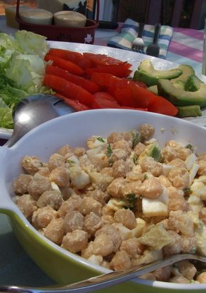 Una foto de Ensalada de garbanzos con aguacates