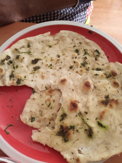 Una foto de Pan paratha y pasta de acelga