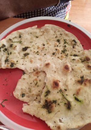 Una foto de Pan paratha y pasta de acelga