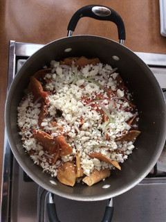 Una foto de Chilaquiles en salsa roja