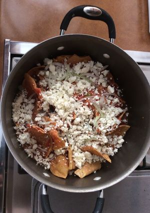 Una foto de Chilaquiles en salsa roja