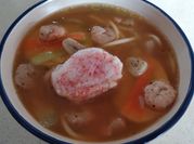 Una foto de ramen pescado