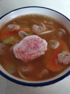 Una foto de Sopa con pasta, huevo duro, gambas y surimi (Ramen)