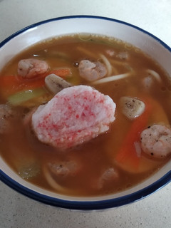 Una foto de Sopa con pasta, huevo duro, gambas y surimi (Ramen)