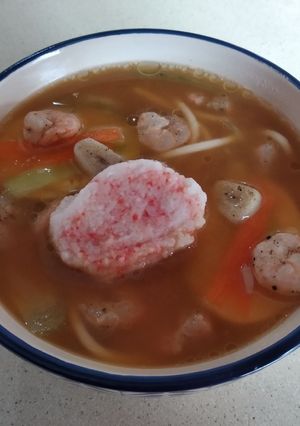 Una foto de Sopa con pasta, huevo duro, gambas y surimi (Ramen)