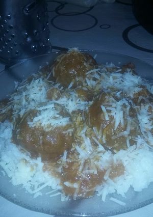 Una foto de Arroz con queso y albondihas con salsa!!