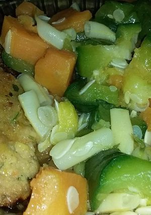 Una foto de Verduras con hamburguesas de soja