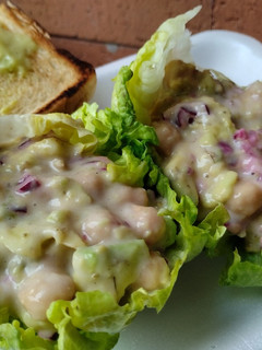 Una foto de Ensalada🥙 de garbanzos🌯 y aguacate🥑🌮🧆
