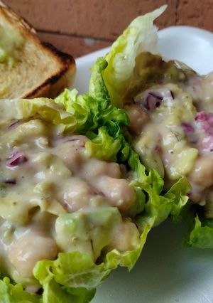 Una foto de Ensalada🥙 de garbanzos🌯 y aguacate🥑🌮🧆