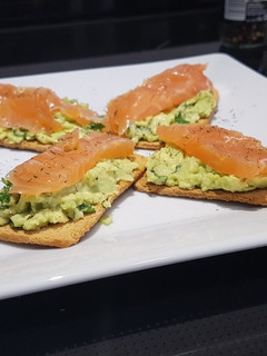 Una foto de Tostas con falso guacamole y salmón ahumado
