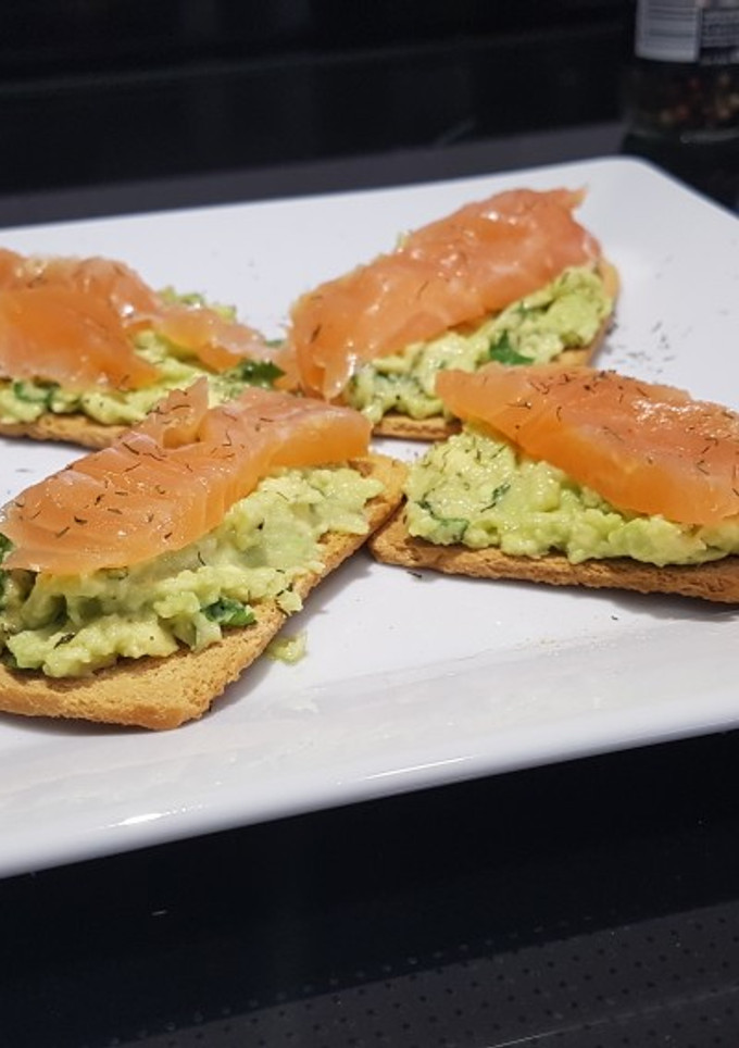 Una foto de Tostas con falso guacamole y salmón ahumado