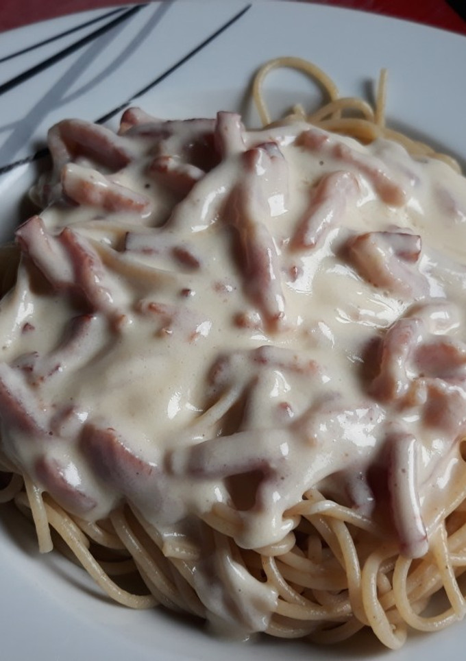 Una foto de Pasta con salsa de queso y bacon