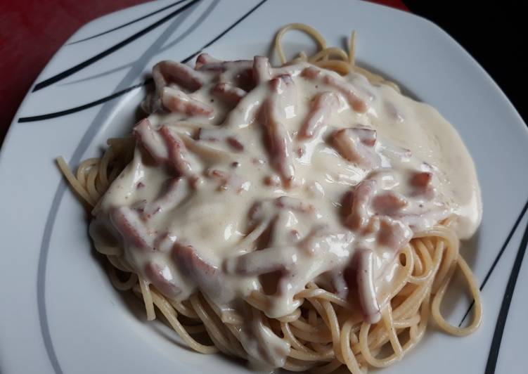 Pasta con salsa de queso y bacon