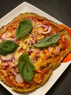 Una foto de Pizza con base de Romanescu