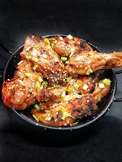 Una foto de Alitas de pollo asadas en salsa de miel y ajo