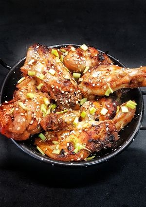 Una foto de Alitas de pollo asadas en salsa de miel y ajo