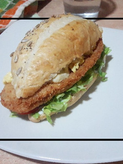 Una foto de Sándwich completo de pollo 🥪