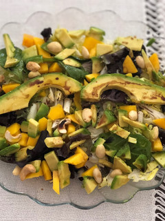 Una foto de Ensalada de mango y aguacate