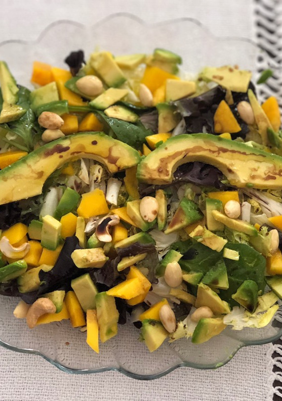 Una foto de Ensalada de mango y aguacate