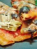 Pizza frankfurt con alcachofa
