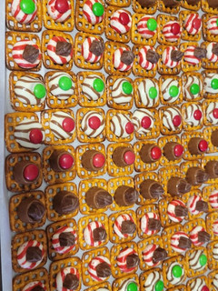 A picture of Christmas pretzels.