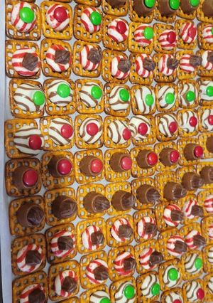A picture of Christmas pretzels.