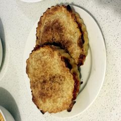 A picture of steak and cracked pepper pie.